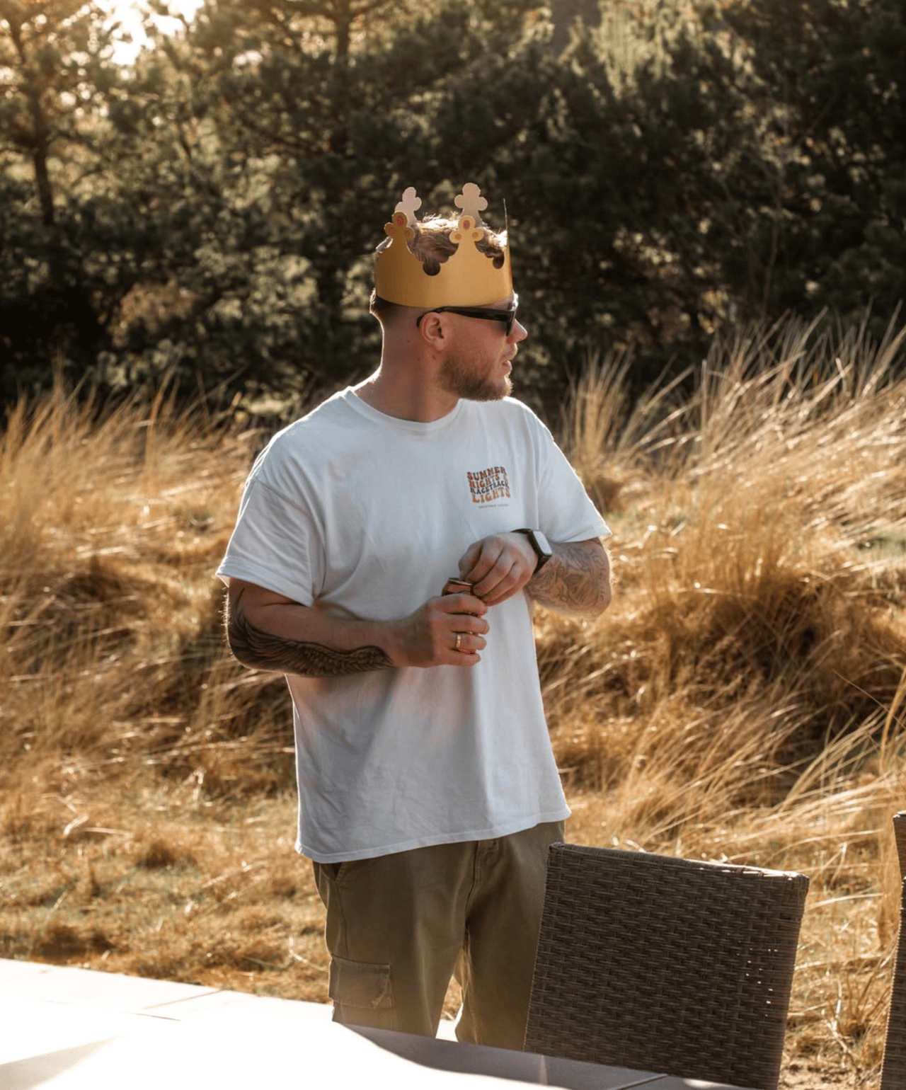 Mann mit goldener Krone öffnet eine Flasche – Lifestyle-Shooting