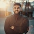 Suhaib Mala, Gründer von BE PEAK, lächelt in die Kamera mit verschränkten Armen
