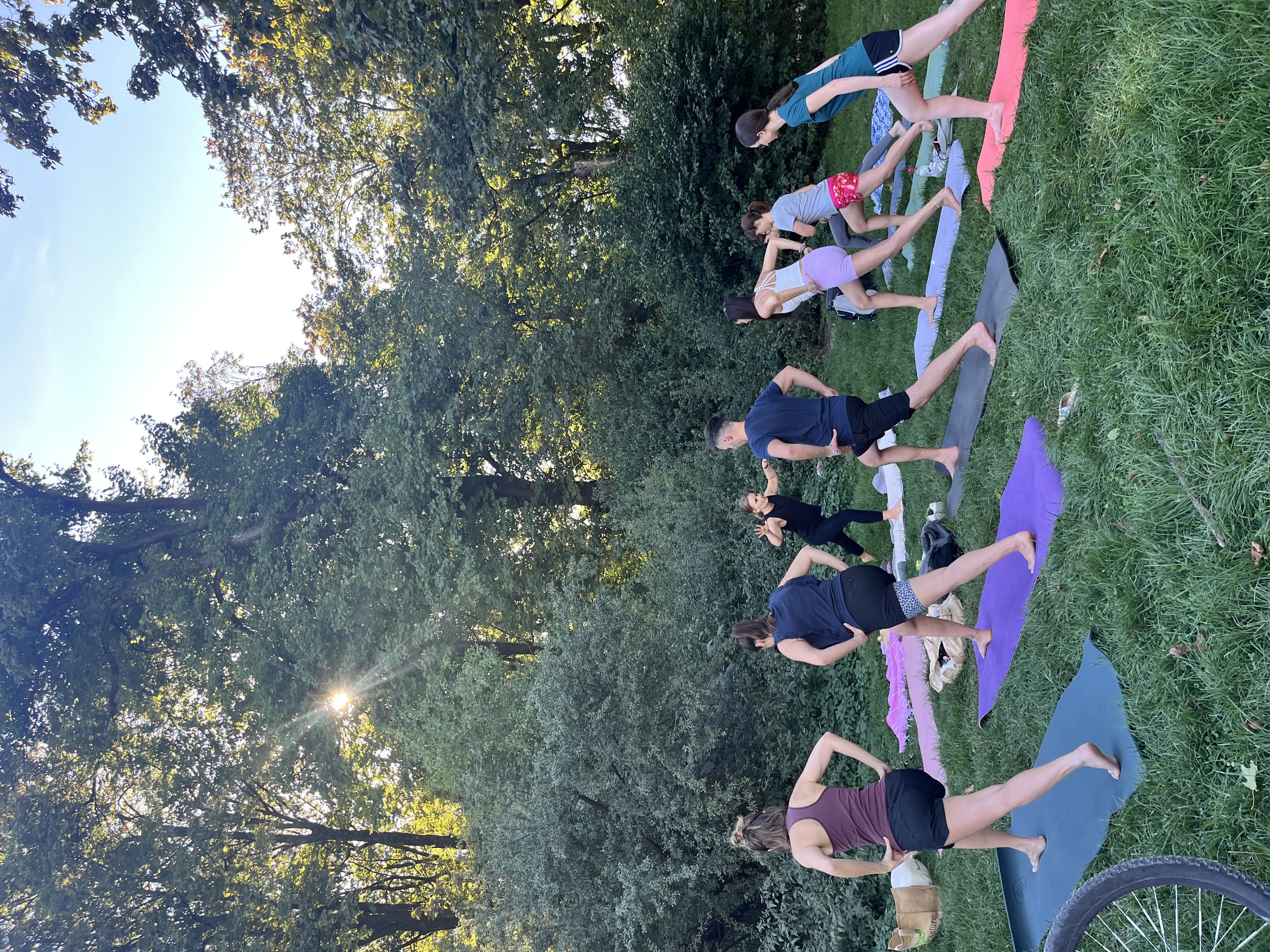Teilnehmerinnen auf ihren Matten im Englischen Garten.