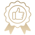 Goldenes Abzeichen mit Daumen hoch Symbol in der Mitte.