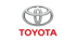 Toyota-Logo mit silbernem Emblem und rotem "TOYOTA"-Schriftzug auf grünem Hintergrund.