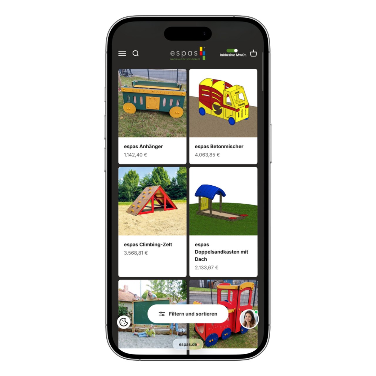 Smartphone zeigt Online-Shop mit Spielgeräten: Anhänger, Betonmischer, Kletterzelt, Doppelsandkasten, Dampflok.