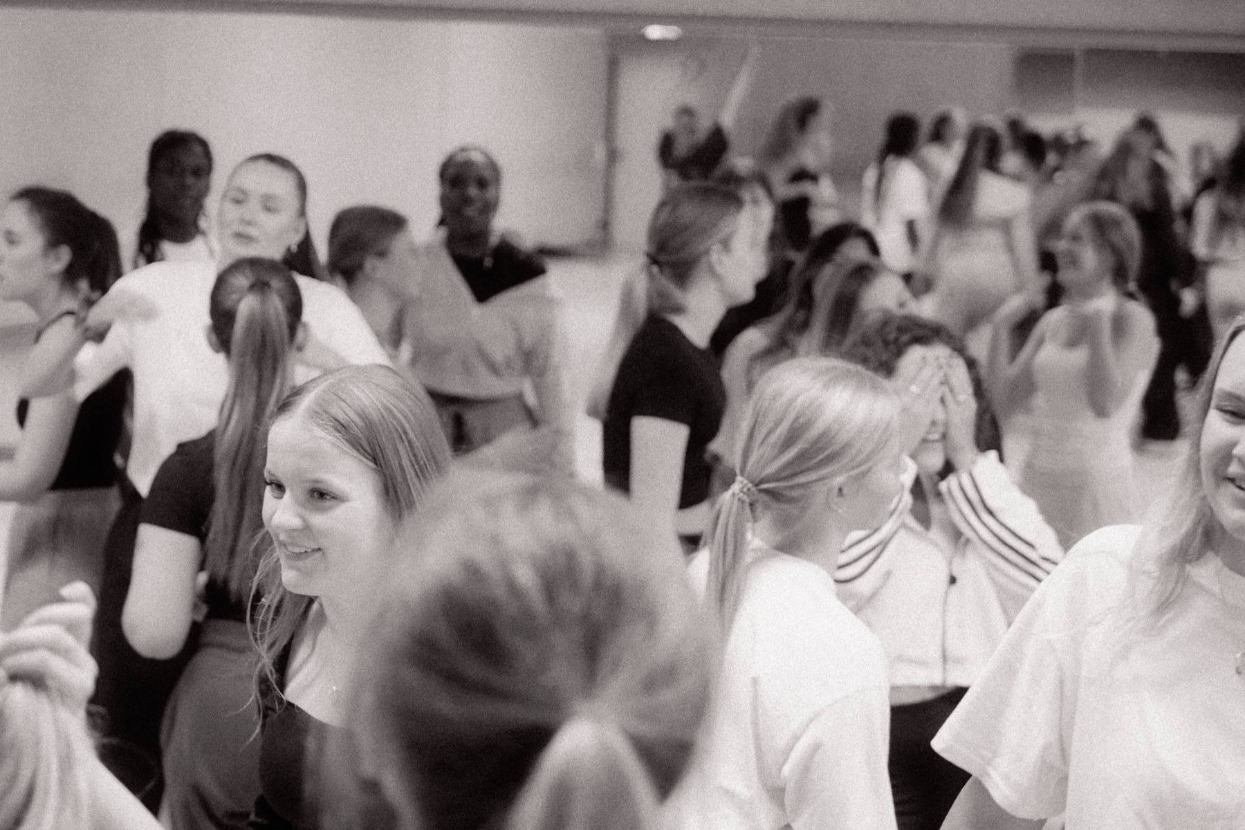 Lachende Frauen in einem Workshop-Raum, Schwarzweißfoto