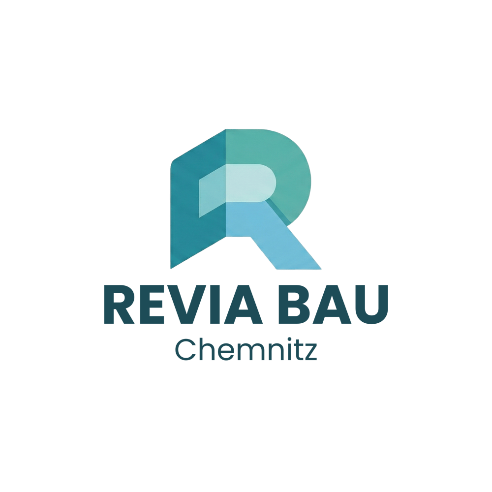 Logo: Großes, stilisiertes "R" in Blau- und Grüntönen über dem Text "REVIA BAU Chemnitz".