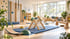 Ein heller Kinderturnraum mit Kletterwand, Sprossenwand, Pikler-Dreieck, Schwebebalken und blauen Gymnastikmatten aus Holz.