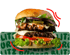 Ein doppelter Blitz Burger mit Speck, Käse, Salat, Tomaten, Gurken, Zwiebeln und Sauce.