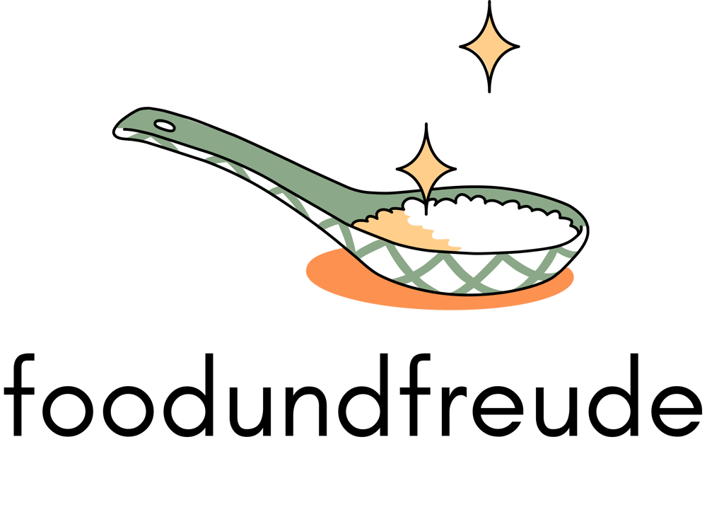 Grüner Löffel mit weißem Reis und gelber Soße, darunter der Text "foodundfreude".