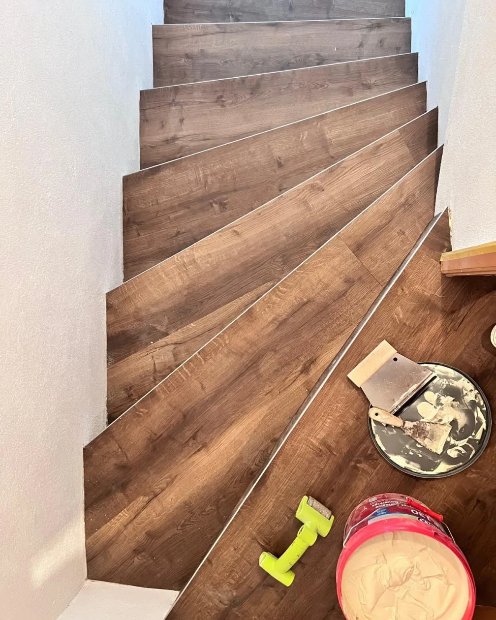 Der neue Belag wird Stufe für Stufe verklebt