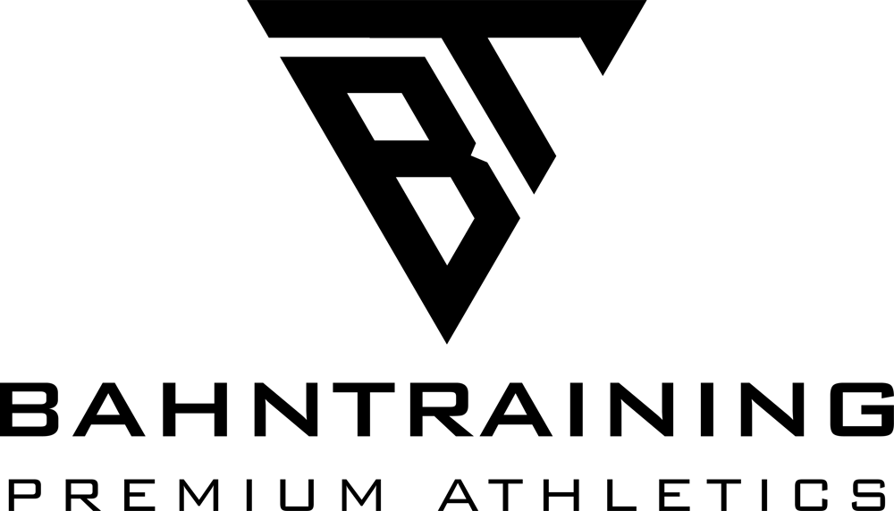 Schwarzes Bahntraining-Logo auf Hintergrund; über dem Text ist ein stilisiertes "BT" in Form eines Dreiecks.