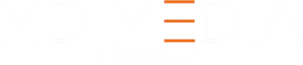 MD Media & Consult Logo, weißer Text mit orangefarbenen Balken auf transparenten Hintergrund.