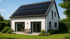 Modernes Einfamilienhaus mit Solarmodulen auf dem Dach und einer Terrasse mit Möbeln im Garten.