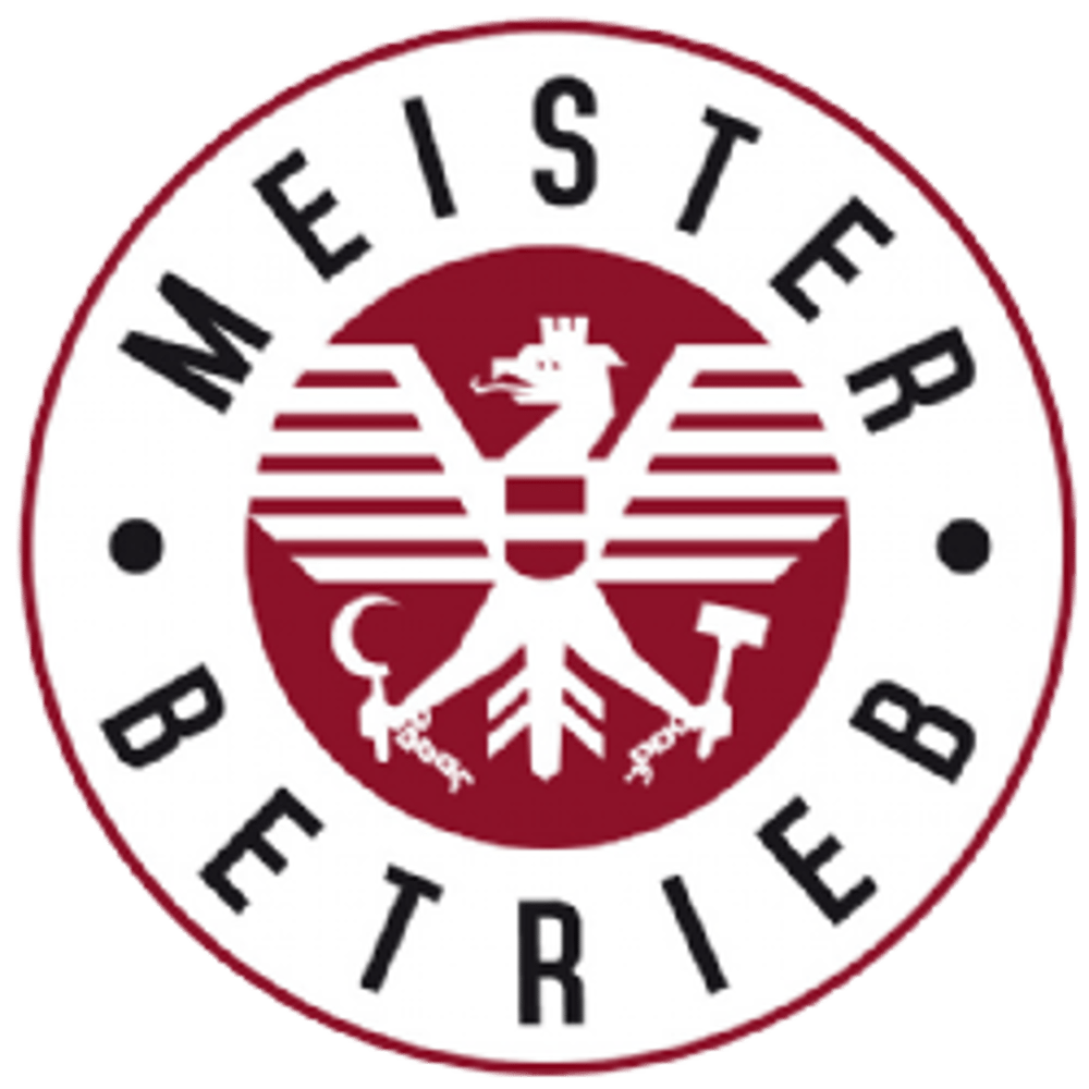 Rundes Logo "MEISTER BETRIEB" mit rotem Adler, der Hammer, Sichel und Äskulapstab hält.