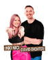 Inki Nici mit pinken Haaren und David Dichter lächeln vor schwarzem Hintergrund; ihre Namen stehen auf Holzschildern.
