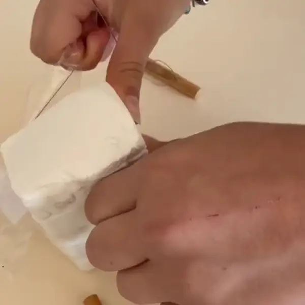 Zwei Hände bereiten Material vor