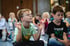 Kinder meditieren mit geschlossenen Augen im Schneidersitz auf dem Boden während einer Achtsamkeitsübung.