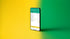 Ein Smartphone mit weißem Bildschirm, das die Google Drive-App anzeigt, steht auf gelb-grünem Hintergrund.