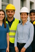 Vier lächelnde Personen, darunter eine Krankenschwester, Bauarbeiter und ein Techniker, in Arbeitskleidung.