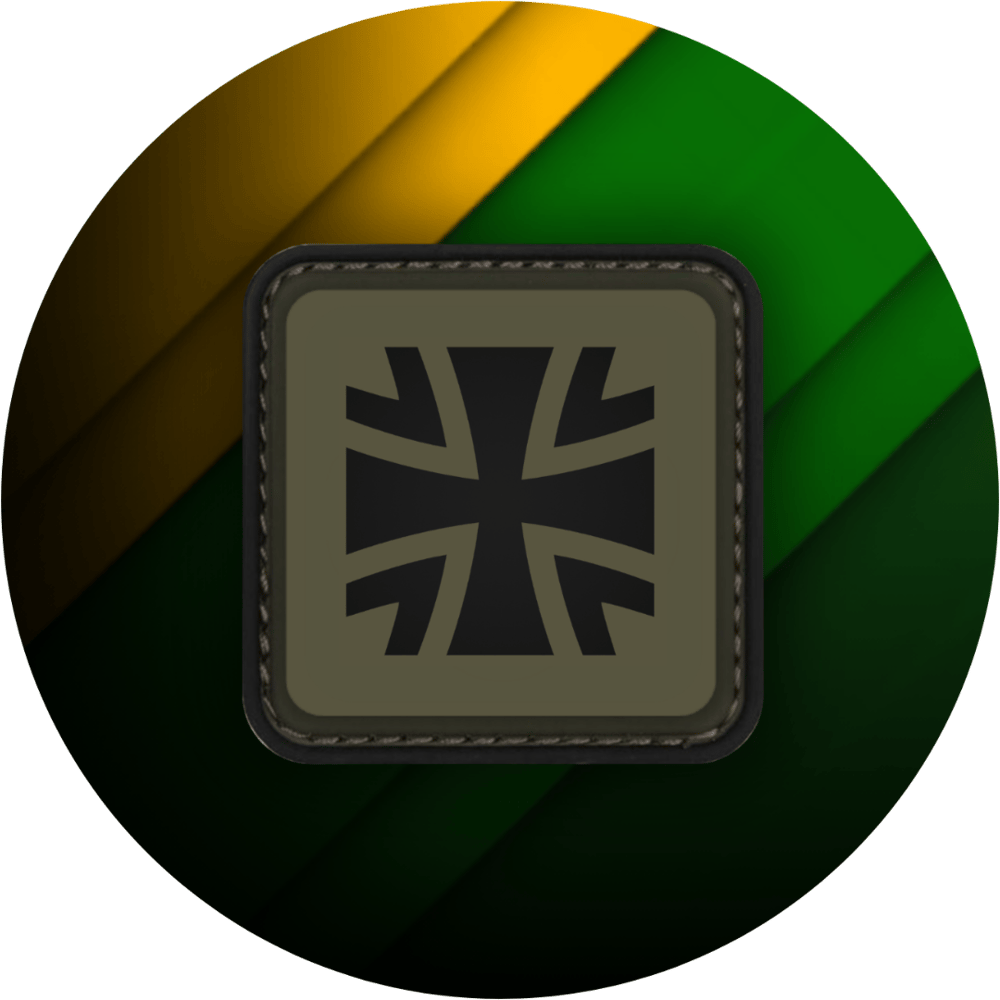 Ein weißer Kranz umgibt ein weißes Malteserkreuz mit einem M in der Mitte, auf schwarzem Grund.