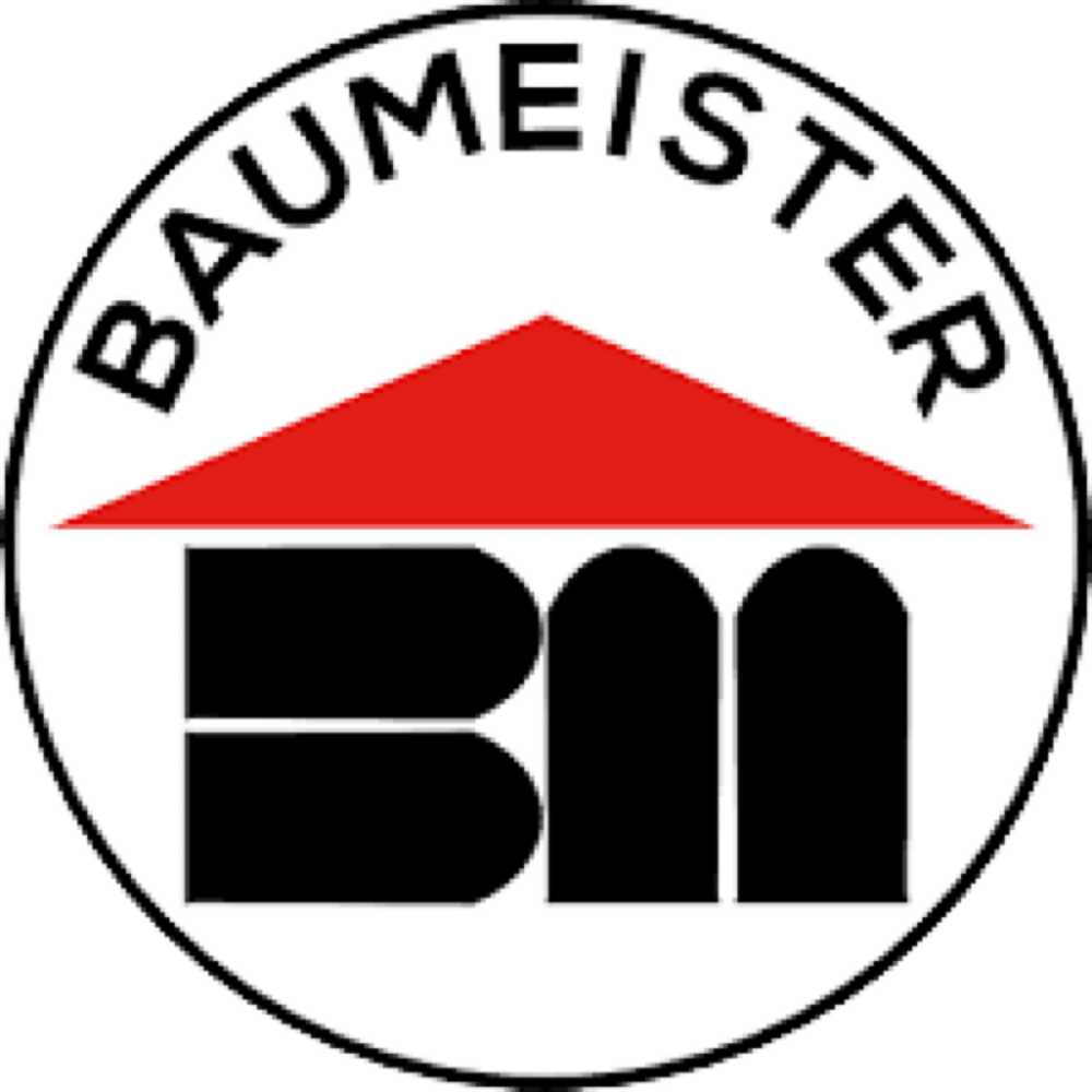 Kreisförmiges Logo mit rotem Dach über schwarzen "BM"-Buchstaben und "BAUMEISTER"-Schriftzug.