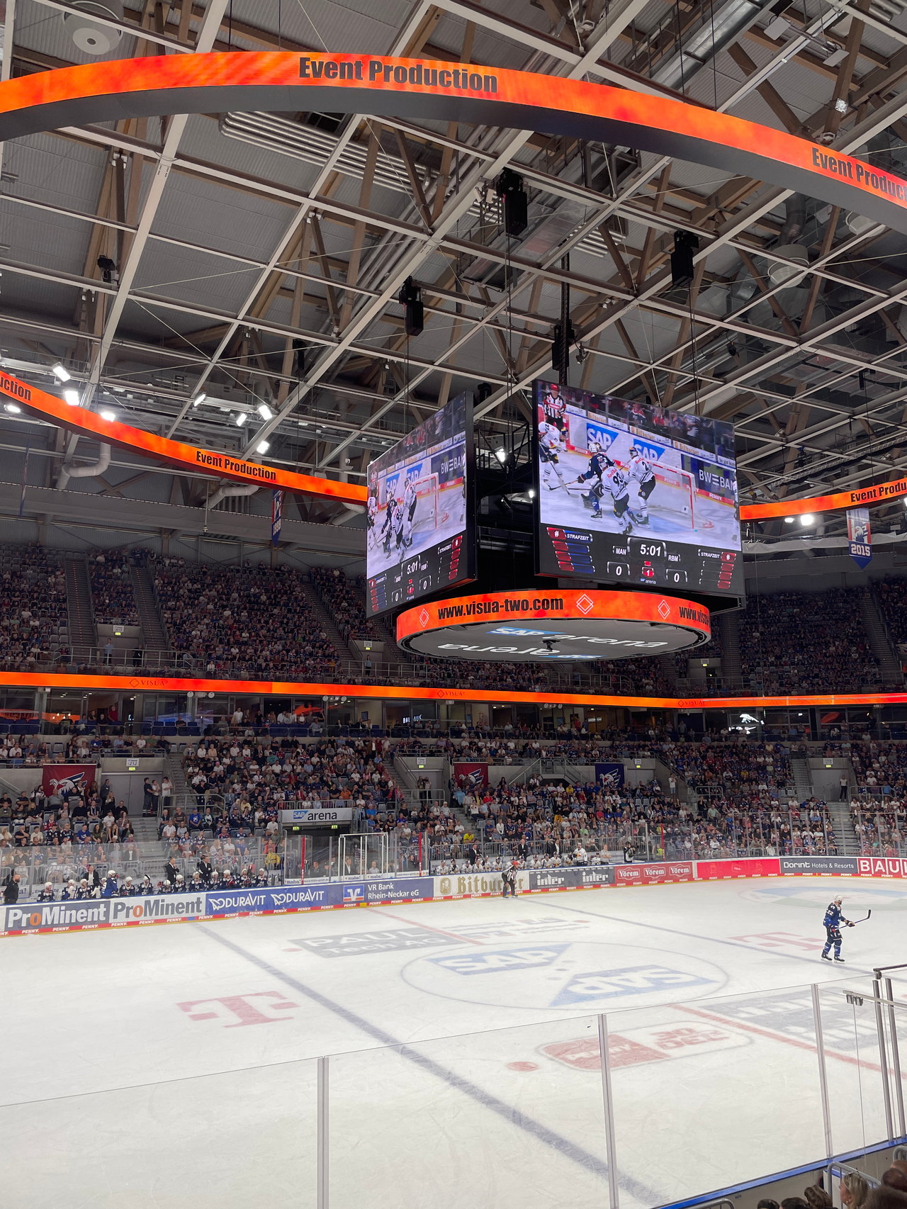 Videowürfel und Technik in einer Arena während eines Spieltags