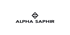 Alpha Saphir Logo mit stilisiertem Rauten-Symbol in Schwarz auf dunkelgrünem Hintergrund.