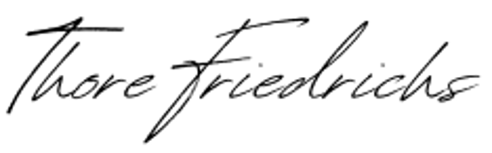 Schwarze, kursive Schrift auf dunkelgrünem Hintergrund liest "Thore Friedrichs".