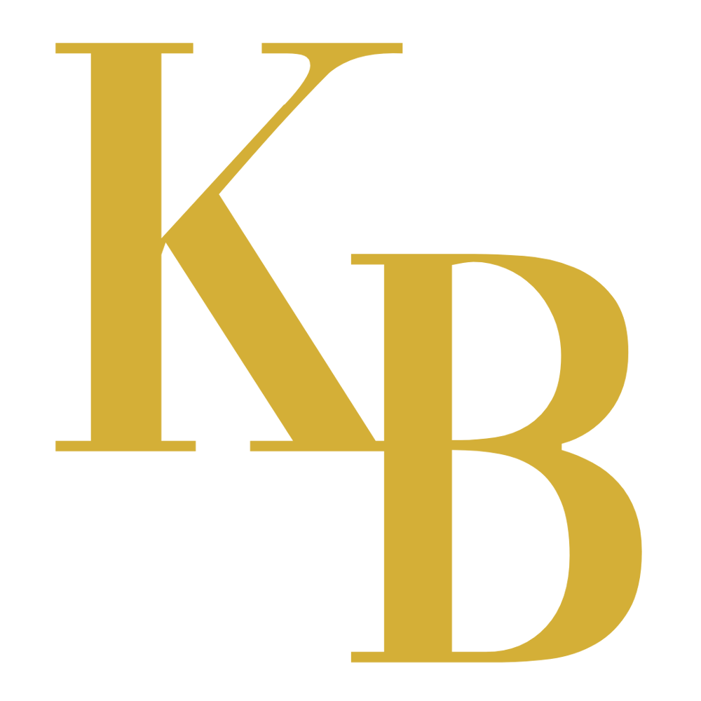 Goldene Buchstaben "KB" auf dunkelgrünem Hintergrund.