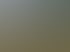 Zwei grüne John Deere Traktoren mit roten und grünen Mulchern auf gemähtem Grasfeld vor Bäumen.