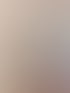 Zwei Männer stehen vor einer Tür mit der Aufschrift „Kein Zutritt“ und „Vorsicht Stufe“, auf die einer der Männer deutet.