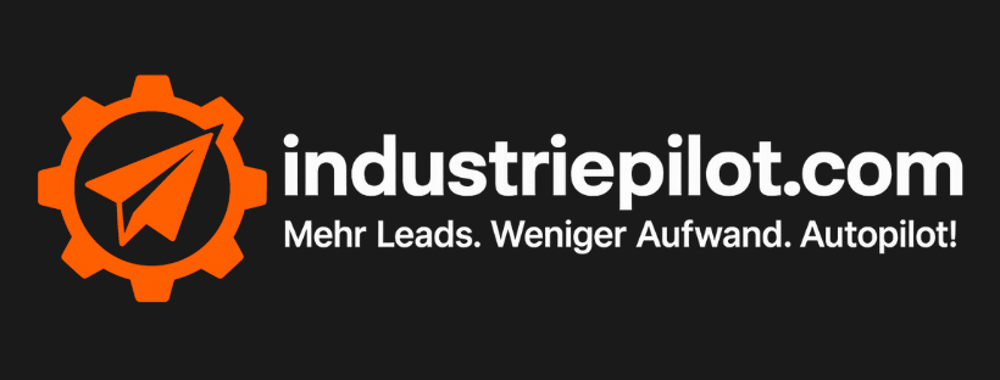 Industriepilot.com Logo: Orangefarbenes Zahnrad mit Papierflugzeug, darunter Text "Mehr Leads. Weniger Aufwand. Autopilot!".