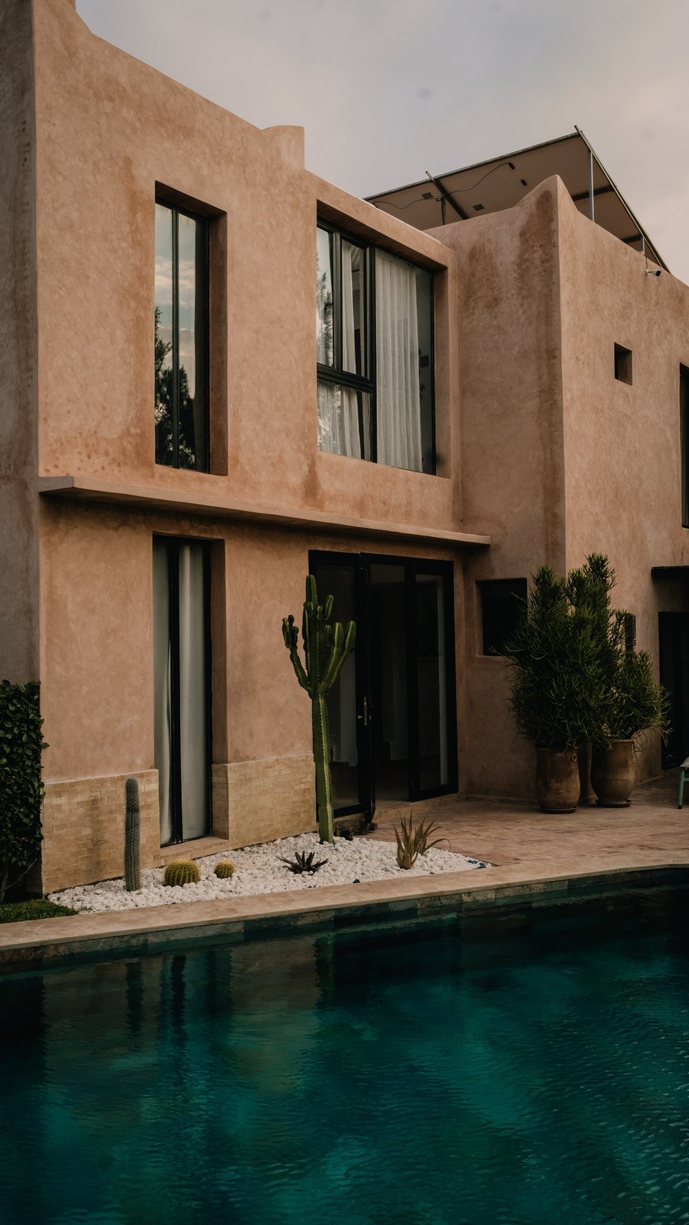 Haus aus Lehm mit Pool der Unterkunft im Abendlicht