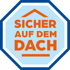 Blaues achteckiges Logo mit orangefarbenem Text "SICHER AUF DEM DACH" und einem Dachsymbol.
