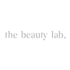 Der Text „the beauty lab.“ in Grau auf dunkelgrünem Hintergrund.
