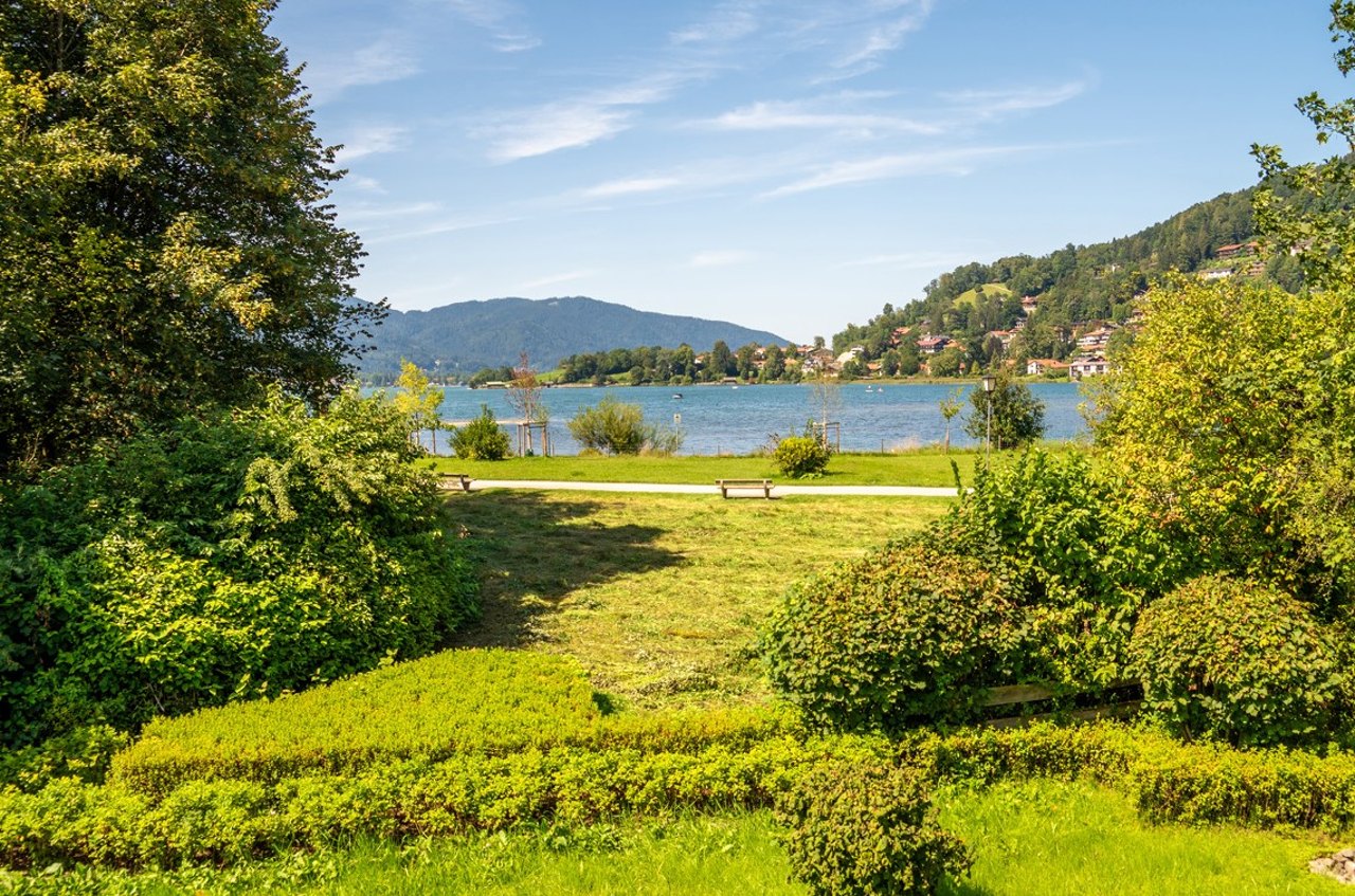 Blick vom Grundstück über den Tegernsee auf die umliegenden Berge