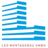 Blaues, stilisiertes Gebäude mit Schriftzug "LEO MONTAGEBAU GMBH" in Rot darunter auf dunklem Hintergrund.