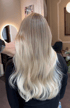 Frau mit langen, gewelltem Haar nach Airtouch in Salon Giovanni
