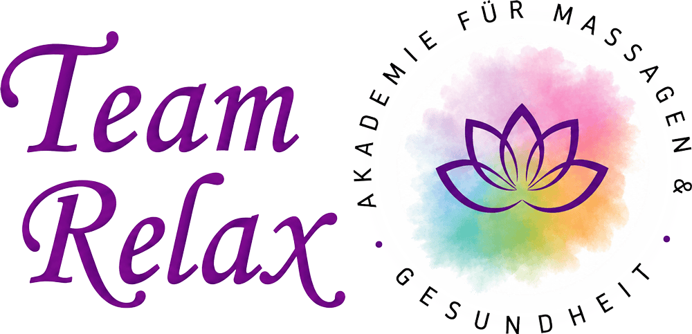 Lila Schriftzug Team Relax neben einer Lotusblüte auf buntem Farbpulver-Hintergrund vor schwarzem Hintergrund.
