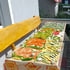 Langer Buffettisch mit Gemüse und Aufstrichen im Garten