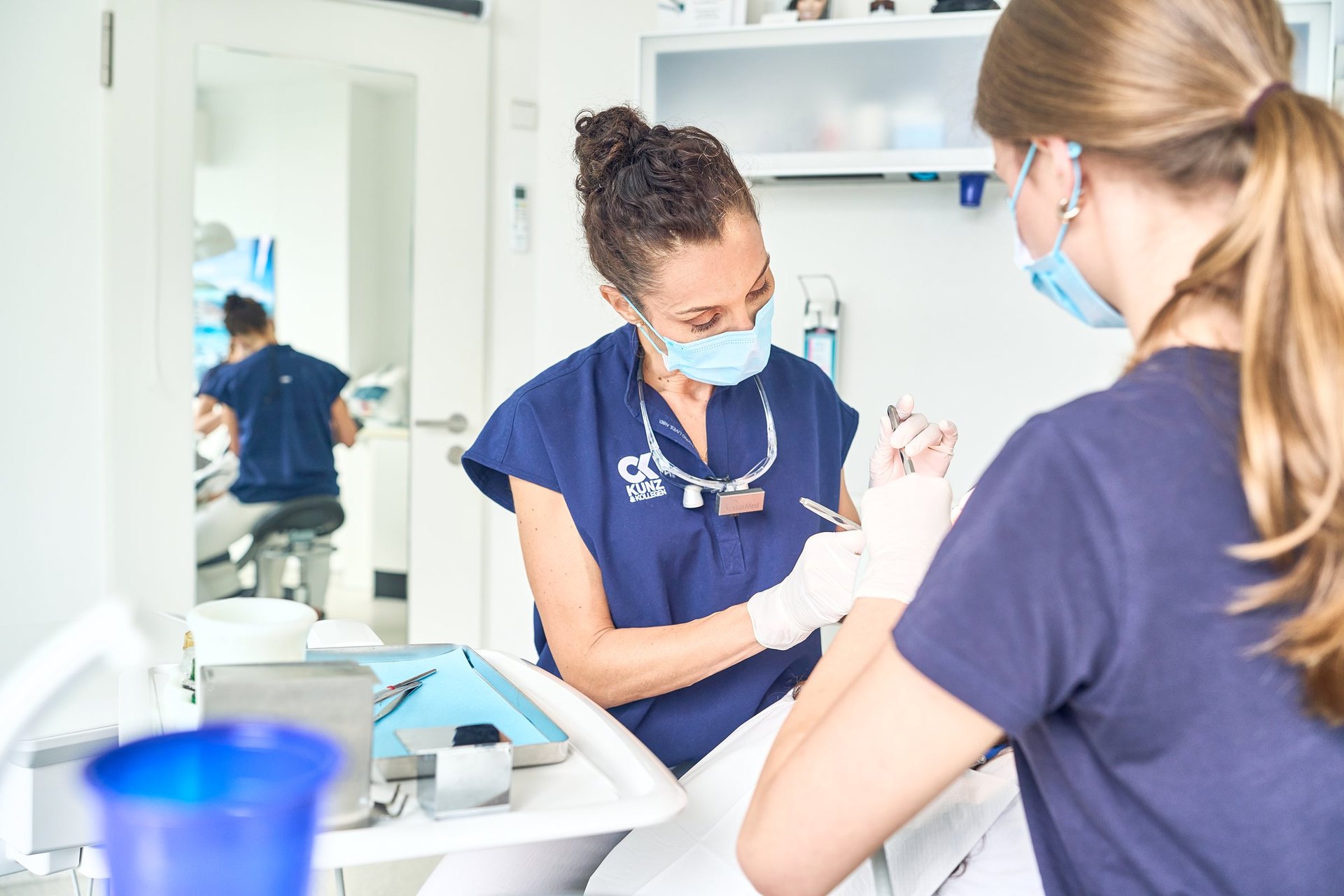 Dr. Carolin Kunz bei der Behandlung, mit Assistenz