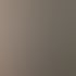 Mann mit Brille bedient professionelle Filmkamera vor einer Tafel mit Notizen.