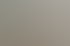 Moderner Konferenzraum mit Holztisch, schwarzen Designstühlen, Parkettboden und großem abstrakten Wandbild.