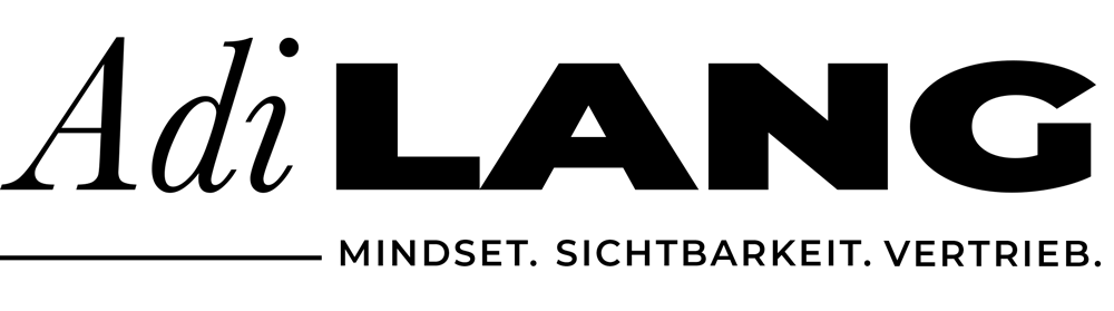 Schriftzug "Adi LANG" in Schwarz auf grünem Hintergrund mit dem Slogan "MINDSET. SICHTBARKEIT. VERTRIEB."