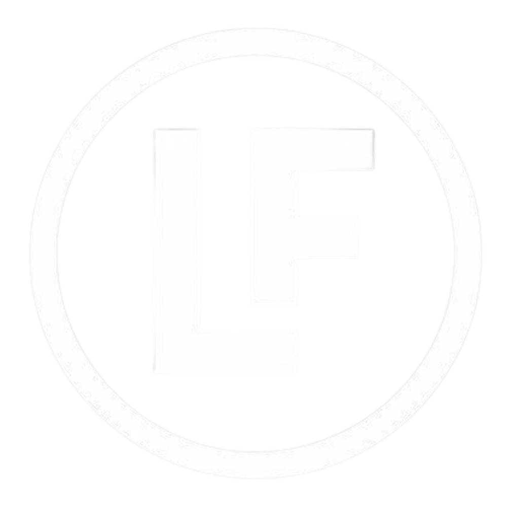 Círculo verde oscuro con un borde blanco y las letras "LF" en blanco.