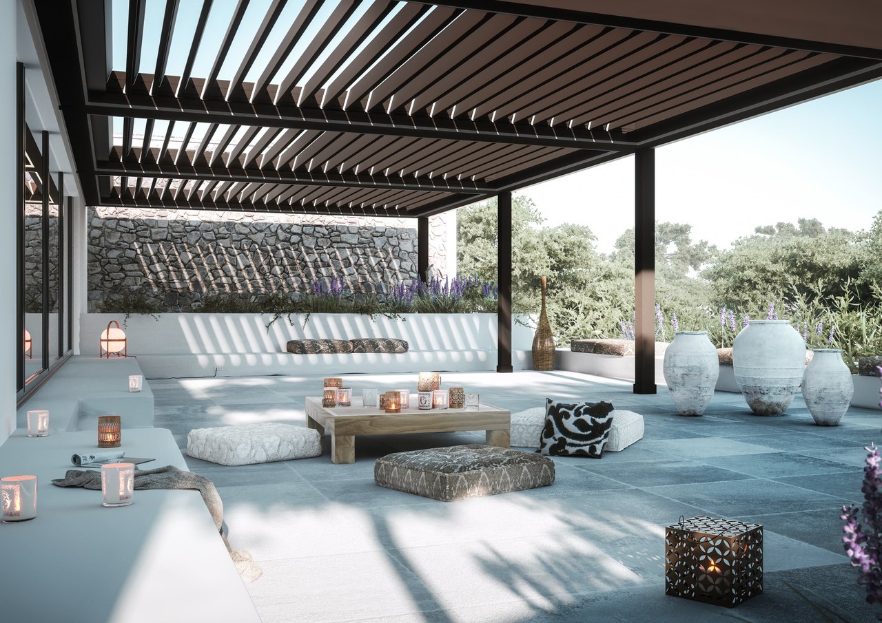 Lamellendach über moderner Terrasse, Lamellen halb geöffnet, Sonnenstreifen auf dem Boden