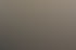 Cremige Suppe mit Kräutern in einer Schale auf einem gedeckten Tisch neben Zitronenhälften auf Eis.
