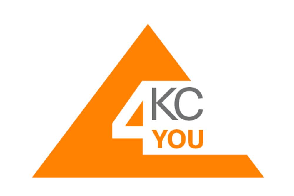 Orangefarbenes Dreieck-Logo mit weißem Rand und dem Text "4KC YOU".
