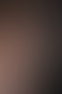 Porträt einer blonden Frau im Profil vor dunklem Hintergrund mit Fokus auf das Gesicht.