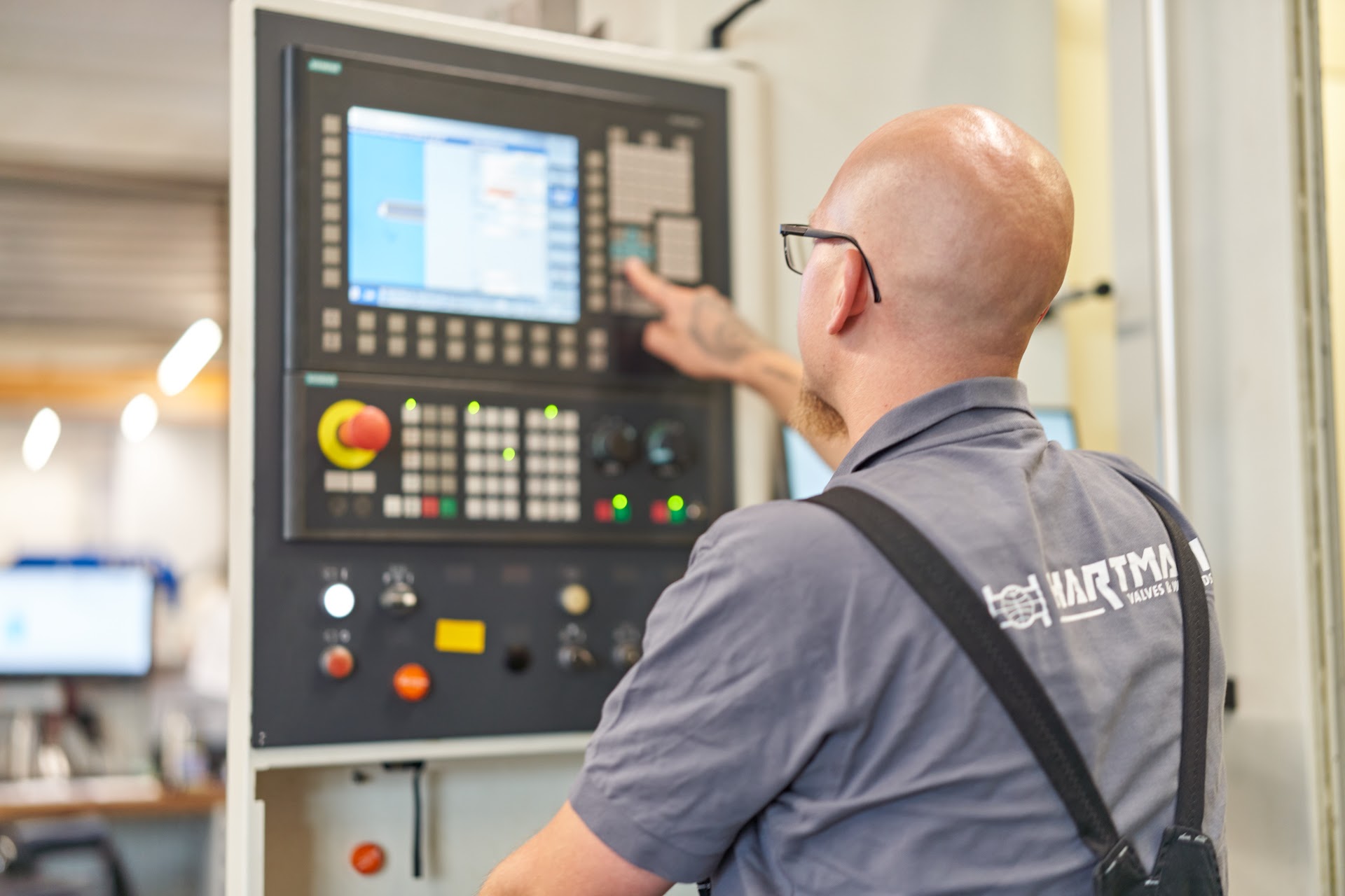 Mitarbeiter an der Steuerung einer CNC Maschine bei Hartmann Valves in Celle