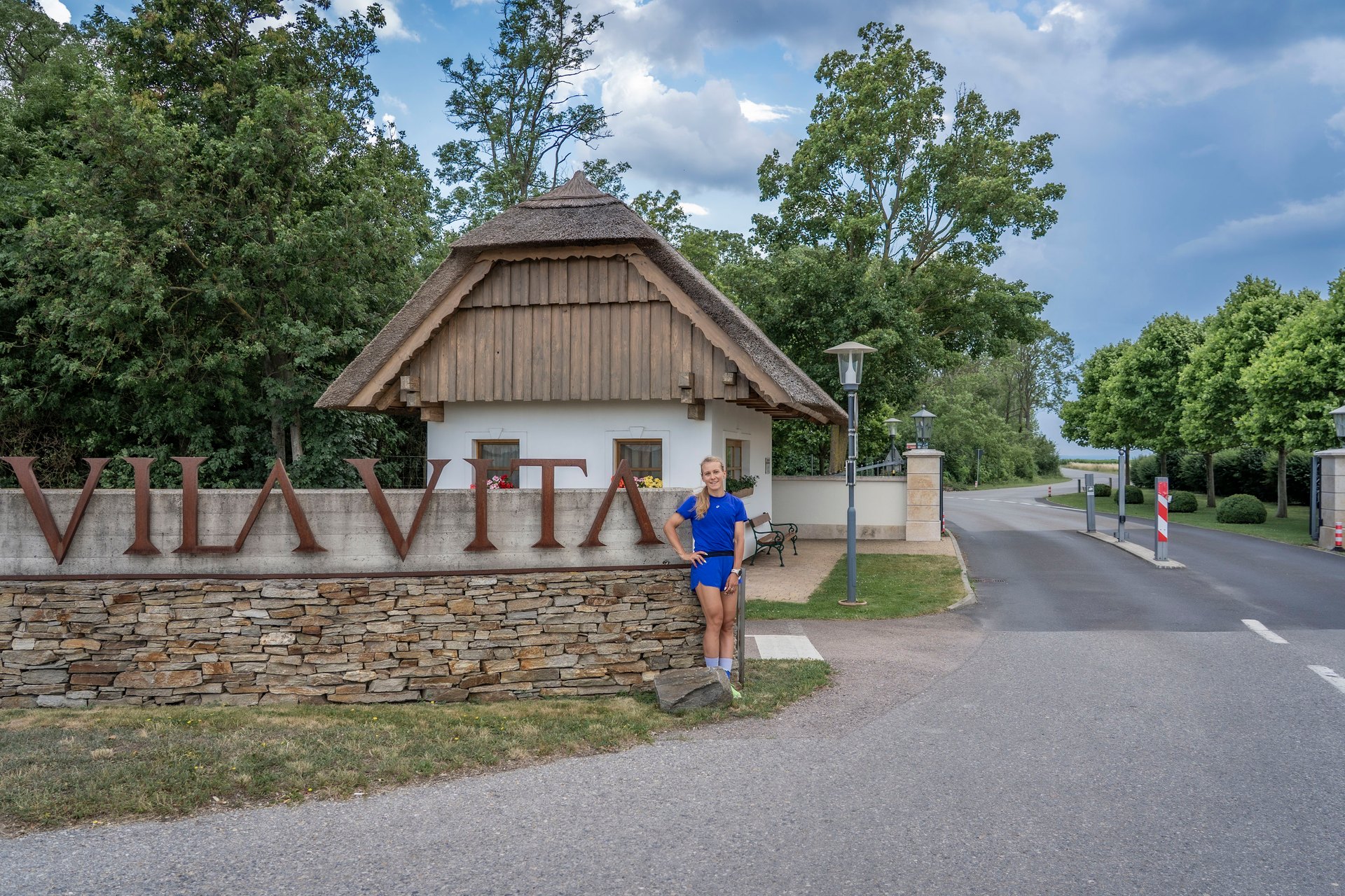 Julia Mayer an der Einfahrt des VILA VITA Pannonia in Pamhagen, der Homebase des JMPC