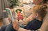 Mutter und Kind lesen ein Kinderbuch mit dem Titel "FLONIE AUF DEM SCHULWEG".